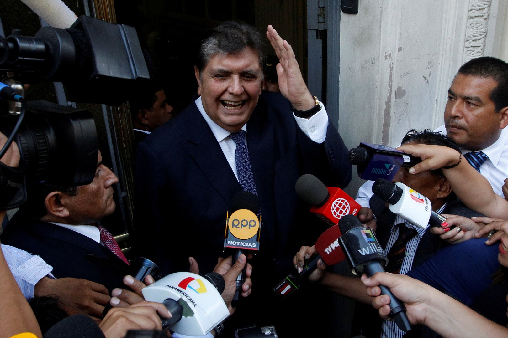 انتحار رئيس بيرو الأسبق آلان غارسيا أثناء محاولة اعتقاله 