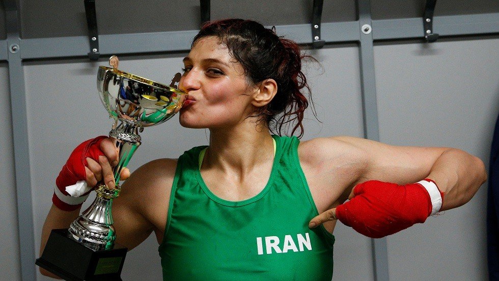 الاتحاد الإيراني ينفي إصدار مذكرة اعتقال بحق الملاكمة صدف خادم ومدربها