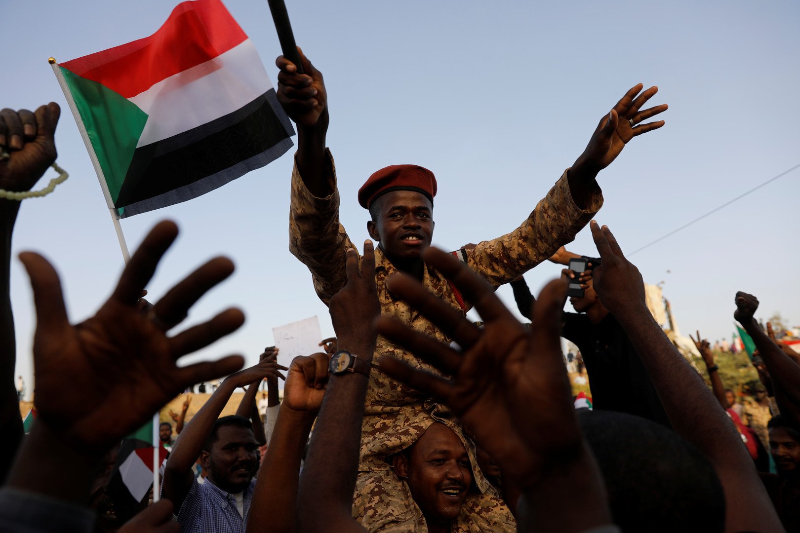 السودان: النظام مات، يعيش النظام