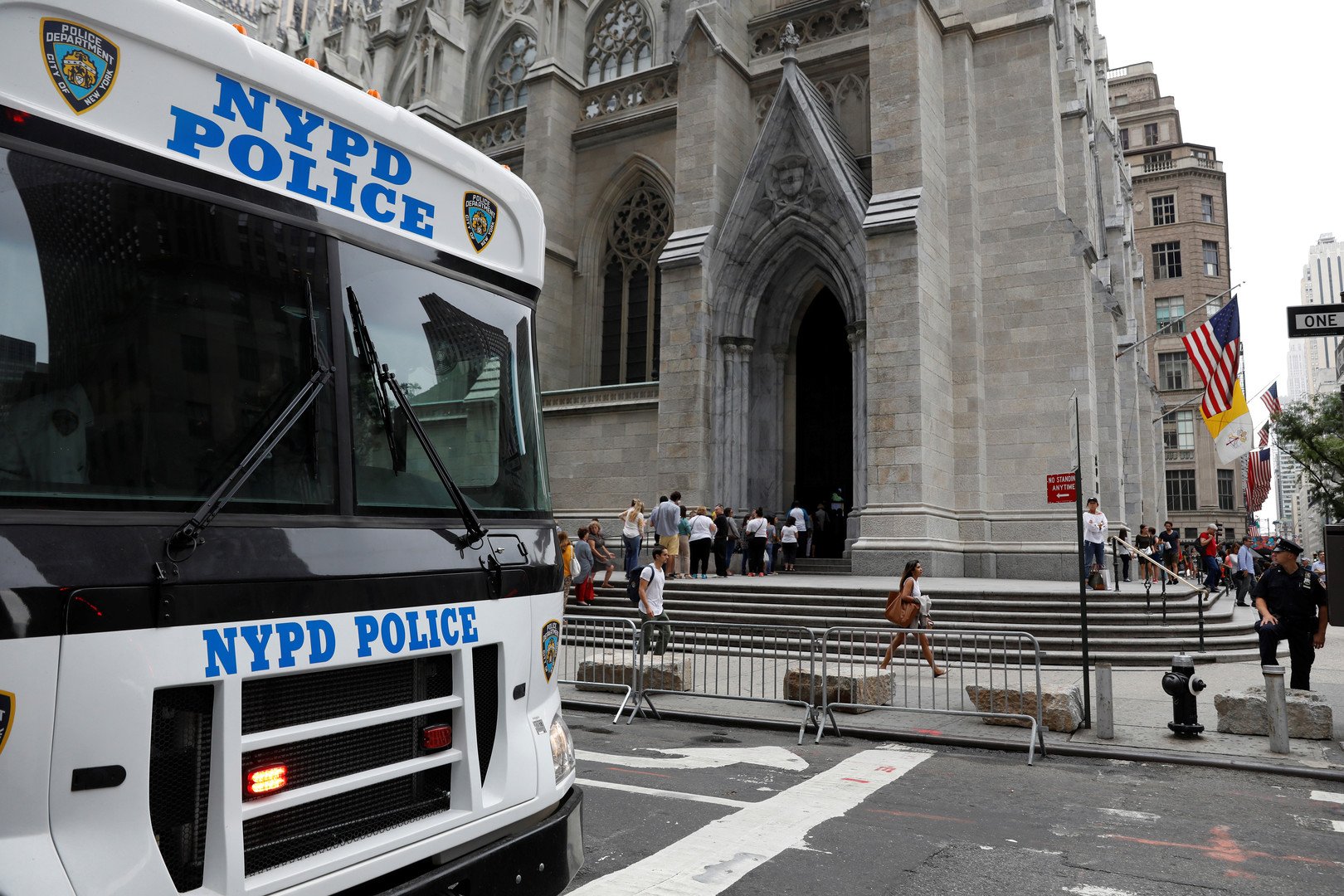بعد أيام من حريق نوتردام.. اعتقال شخص يحمل مواد قابلة للاشتعال داخل كاتدرائية في نيويورك