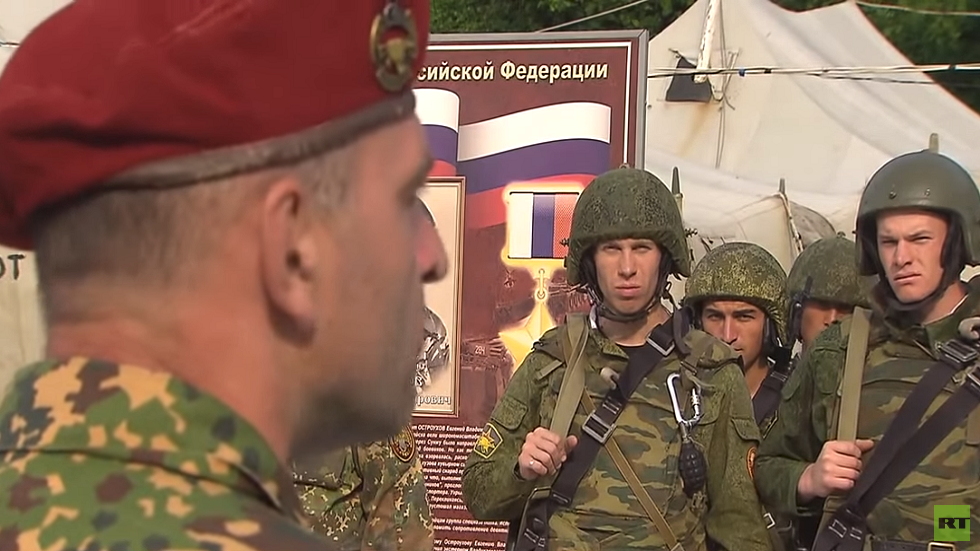 جندي روسي يقوم بإنجاز شبه مستحيل! (فيديو) 