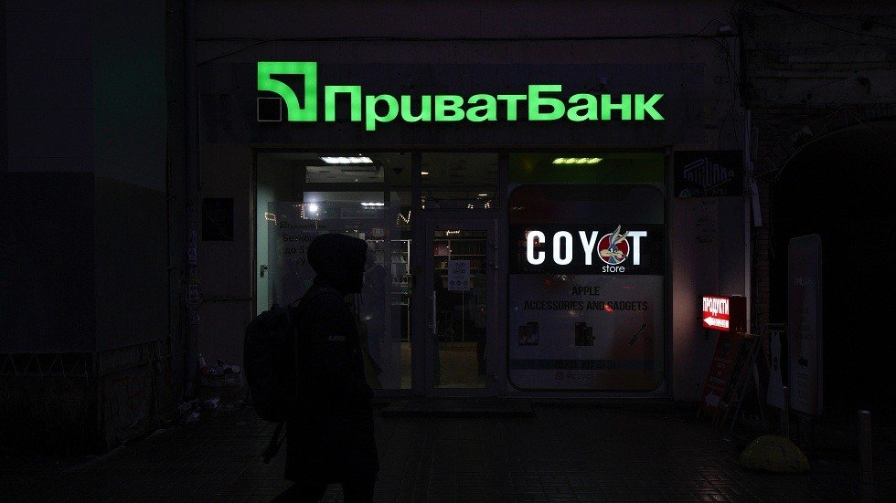 معركة بين بوروشينكو وأوليغارشي معارض على أكبر بنك أوكراني