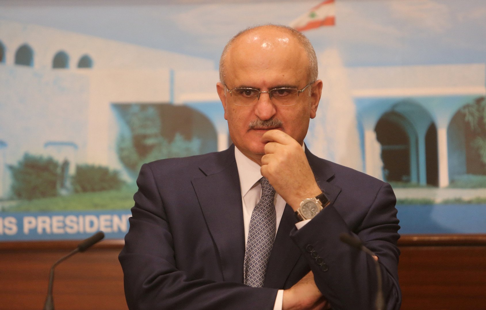 وزير المالية اللبناني يلمح إلى خطة تستهدف جيوب الموظفين