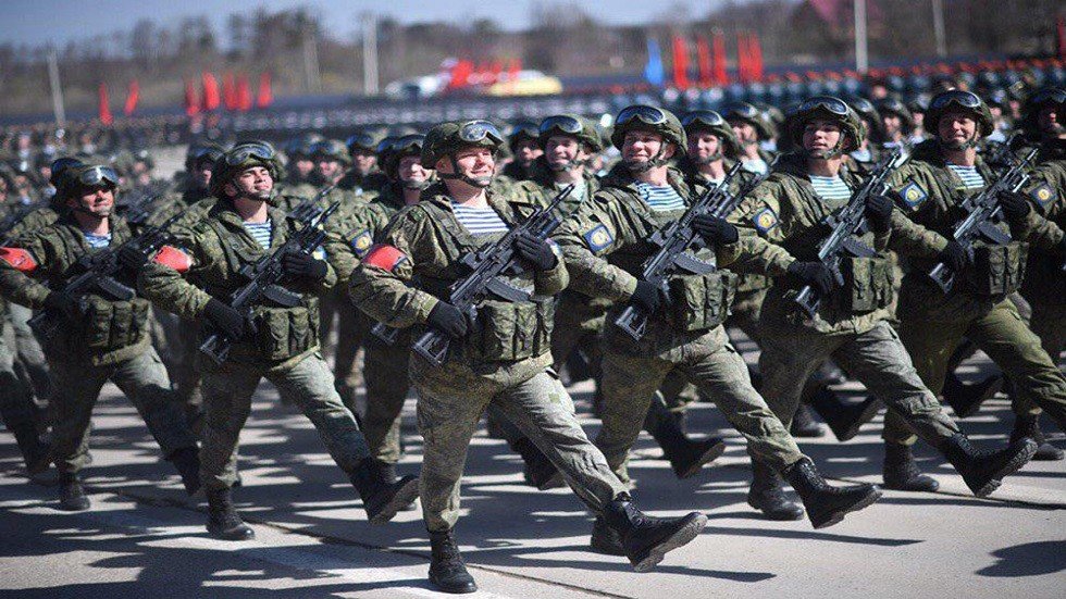 المظليون الروس يحملون سلاحا جديدا في الاستعراض العسكري