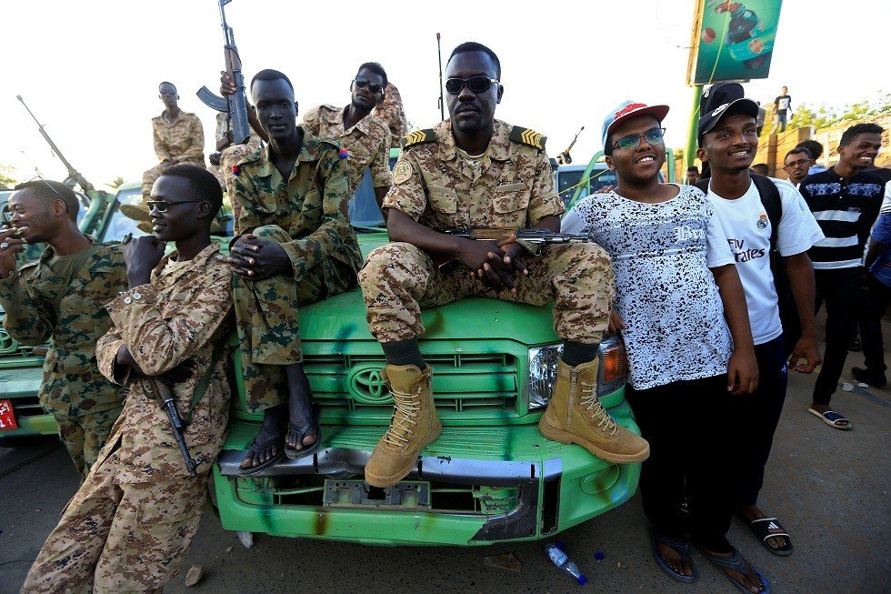 السودان.. اعتقال عدد من قيادات الحزب الحاكم السابق ووضع رئيس البرلمان الأسبق قيد الإقامة الجبرية