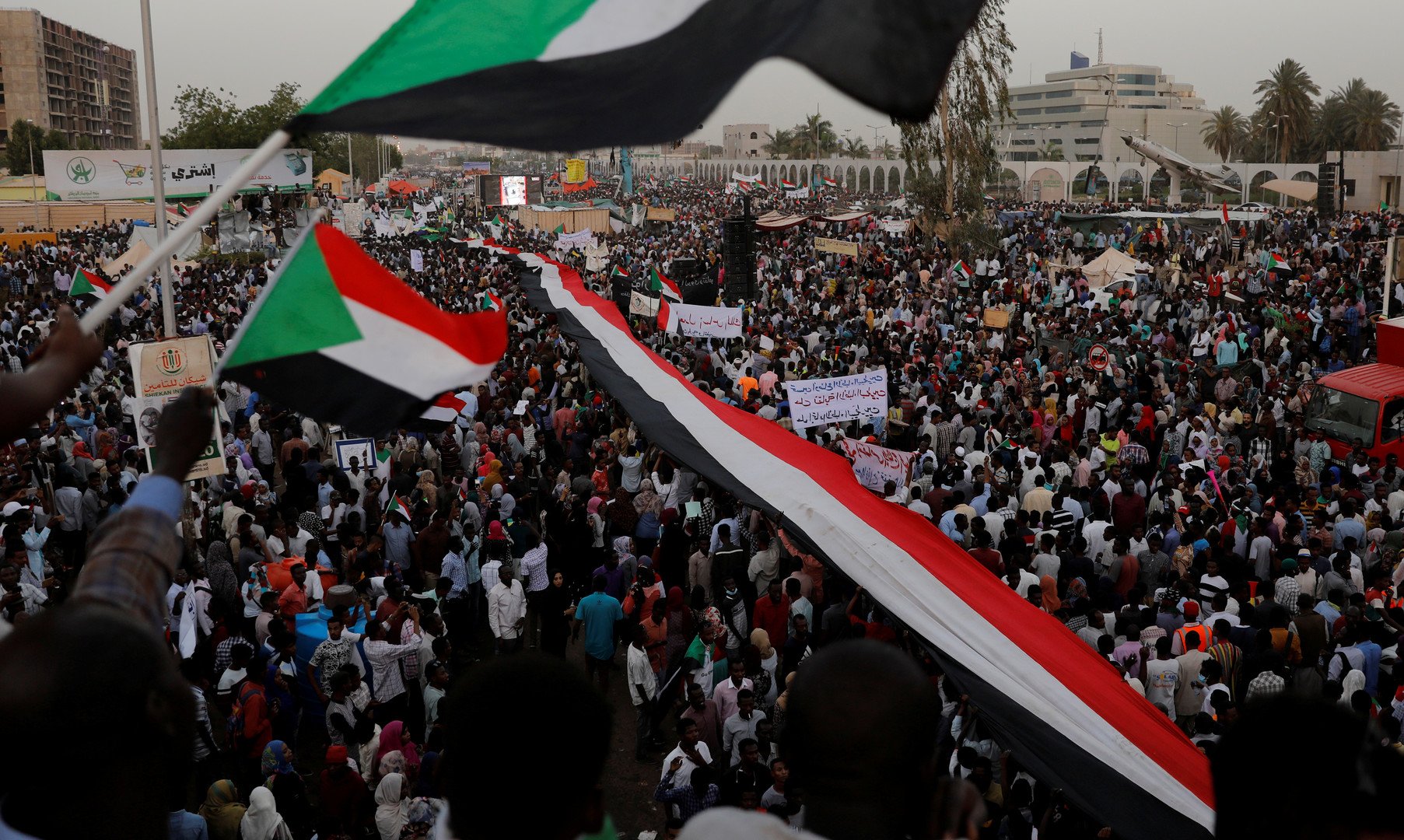 المجلس العسكري الانتقالي في السودان يجدد التزامه بتسليم الحكم إلى سلطة مدنية