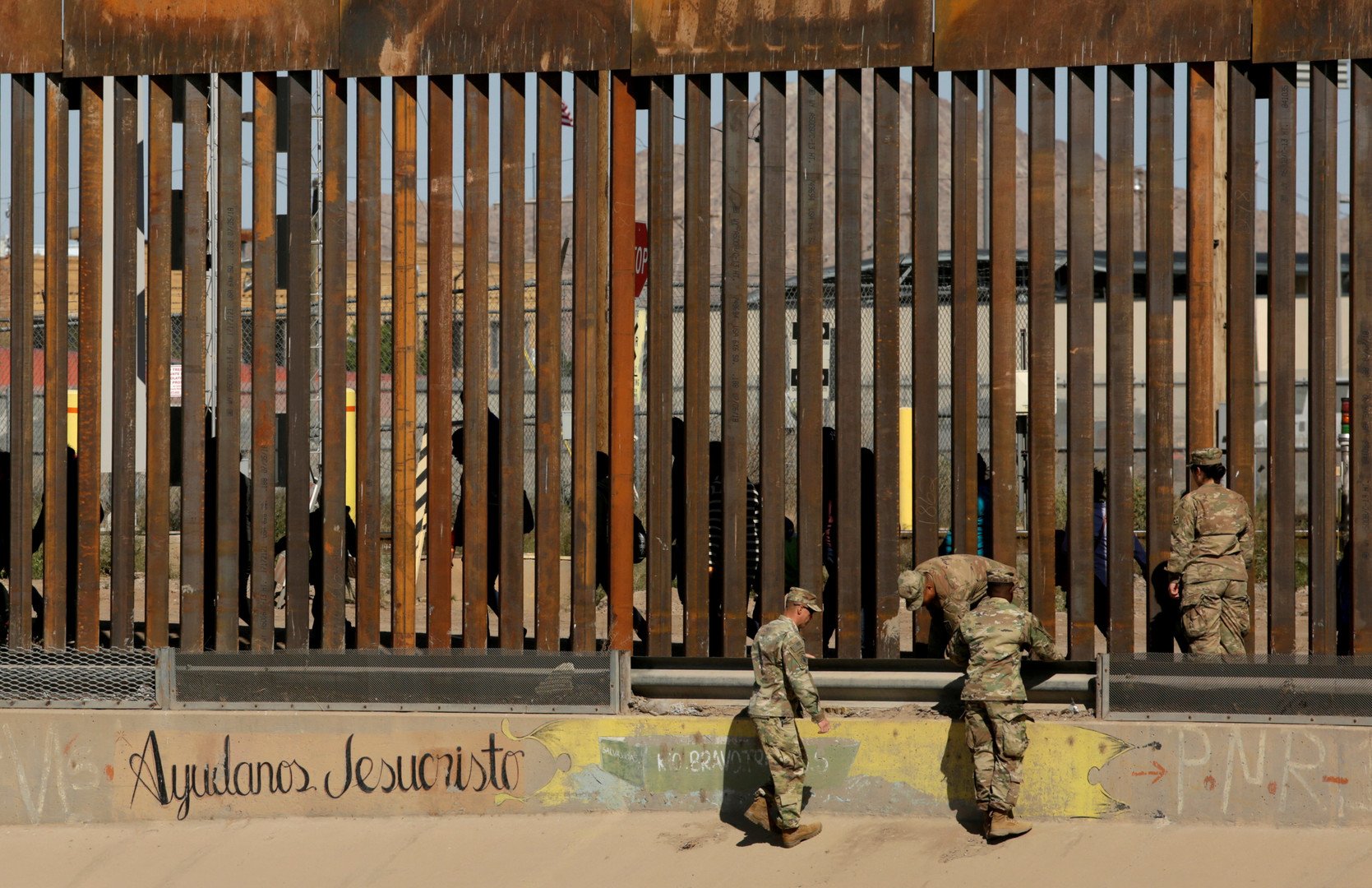 جنود مكسيكيون يتعرضون لعسكريين أمريكيين اثنين بقوة السلاح عند الحدود