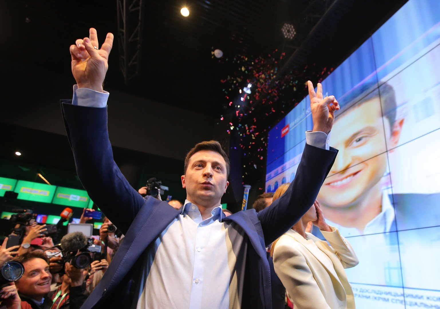 زيلينسكي يكتسح بوروشينكو في انتخابات الرئاسة الأوكرانية