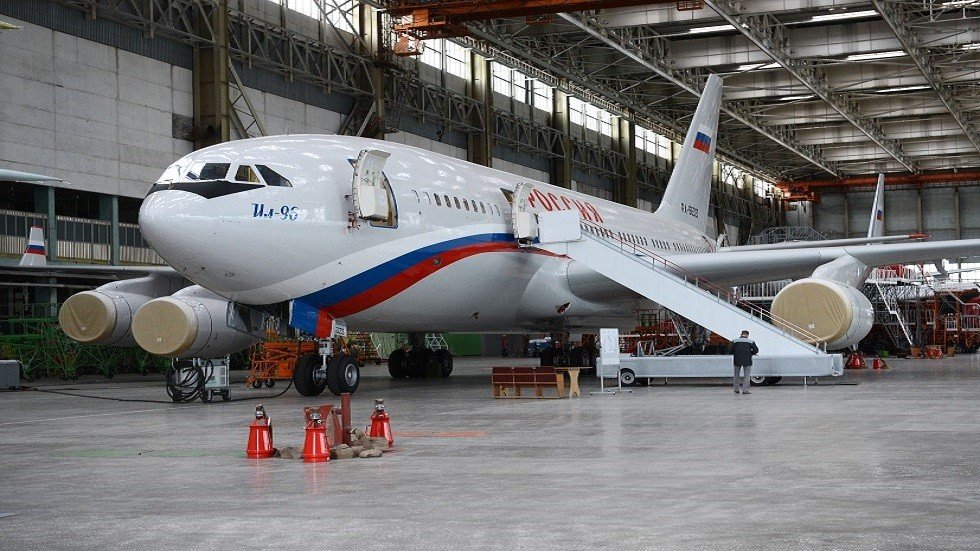 طائرة نقل روسية ضخمة تنقل أجزاء صاروخ 
