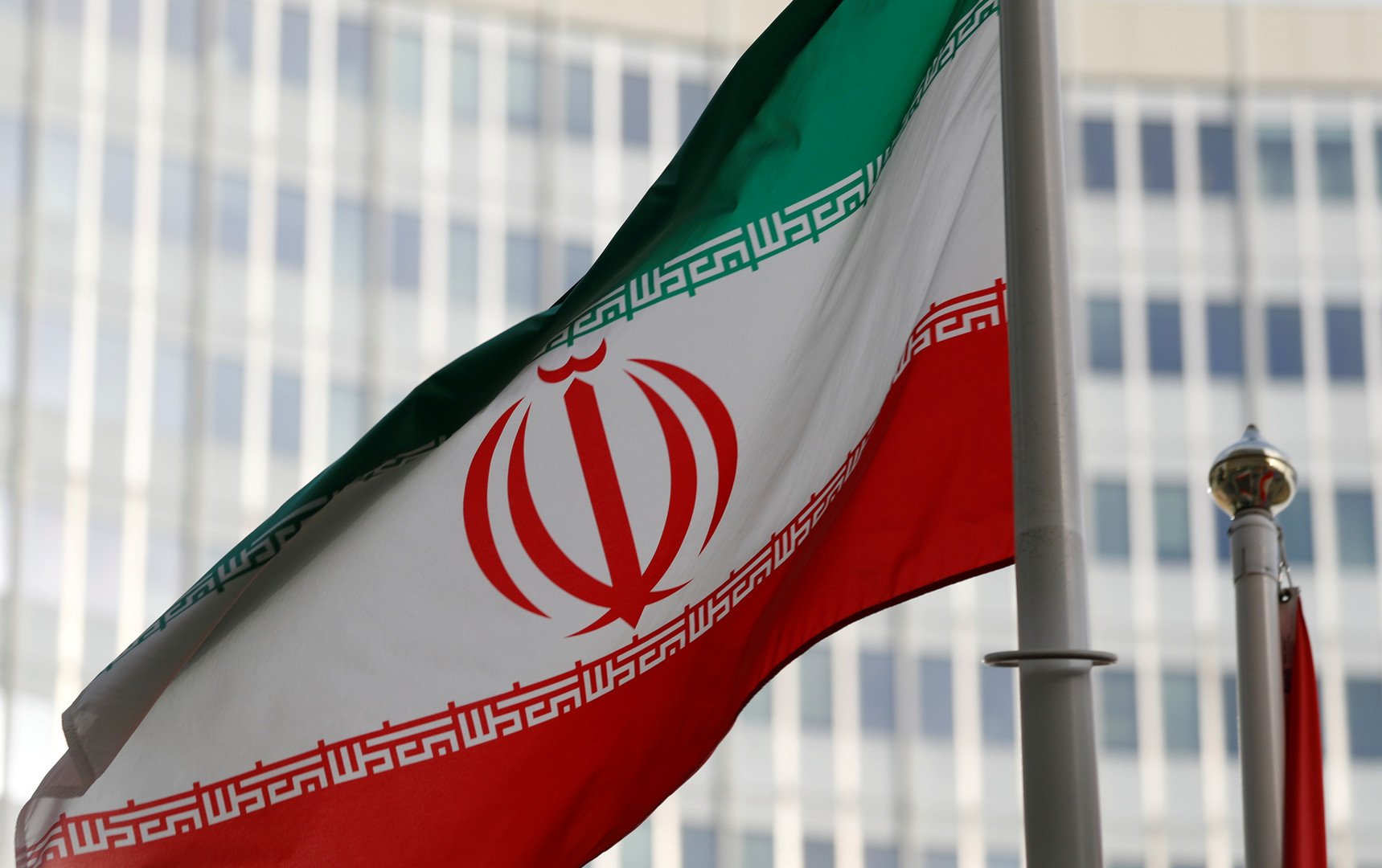 إيران تحذر داعمي عقوباتها وتؤكد أنها لن تنسى من يعاديها