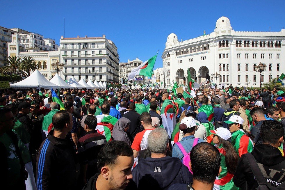 أبرز زعماء الاحتجاجات بالجزائر يدعو لتمديد الفترة الانتقالية إلى 6 أشهر