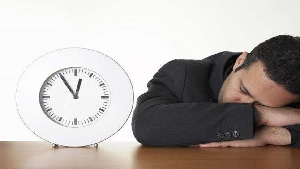 العلماء يكشفون تبعات قلة النوم والإجهاد في العمل