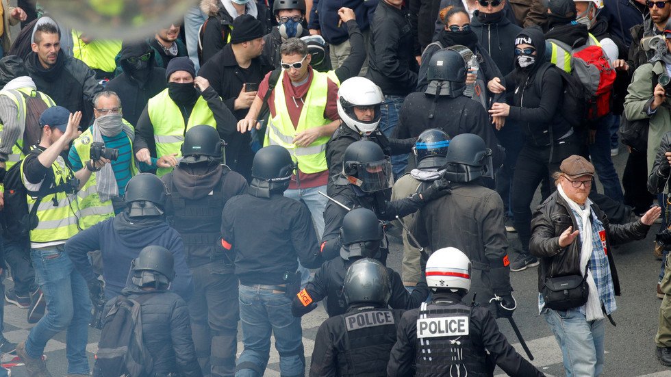 الشرطة الفرنسية تفرق مظاهرات "السترات الصفراء" في عيد العمال 