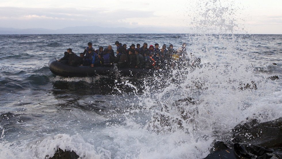 خفر السواحل الليبية يحتجز مهاجرين في عرض المتوسط