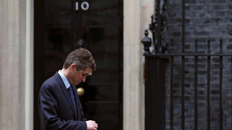 وزير الدفاع البريطاني المقال ينفي الضلوع في تسريب معلومات سرية