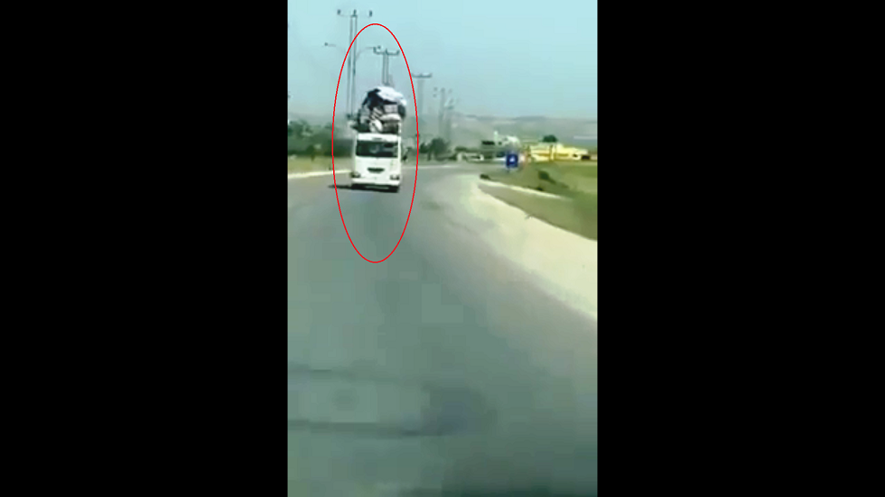 شاهد.. سائق أردني يقود حافلة عمومية بشكل متهور