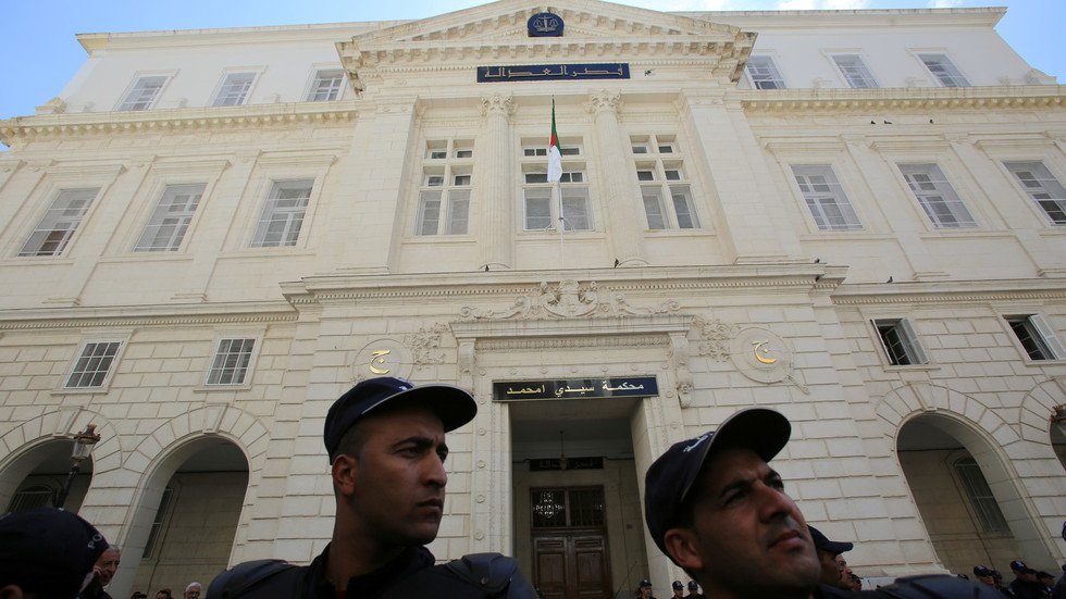 التحقيق مع مدير الأمن الجزائري السابق في "قضية الكوكايين"