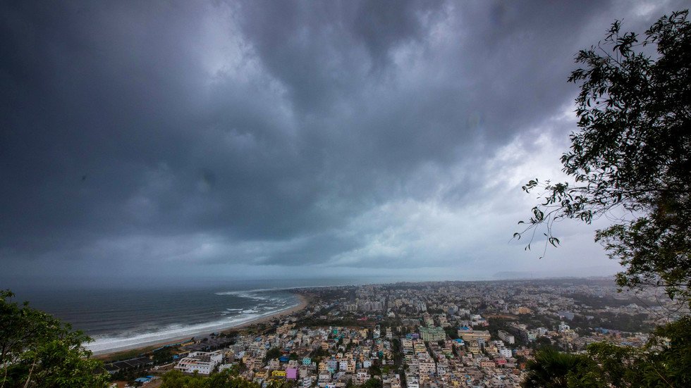 الهند.. إجلاء 800 ألف مواطن في انتظار إعصار مدمر