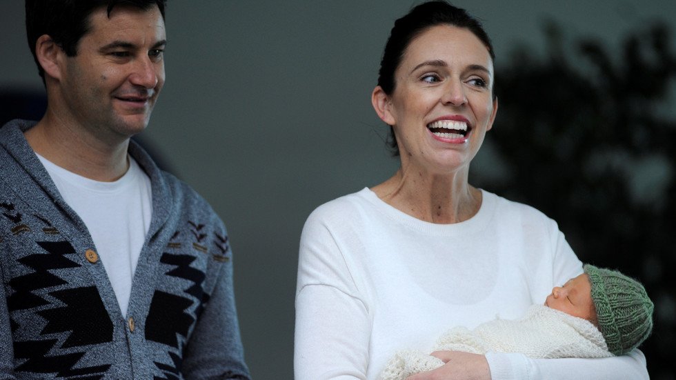 رئيسة وزراء نيوزيلندا تقرر الزواج من أب طفلتها (صور)