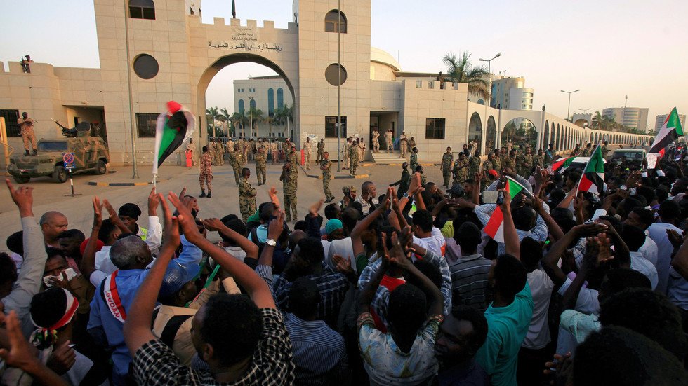 تجمع المهنيين السودانيين يتهم "أذرع النظام السابق" بمحاولة جر المواطنين للعنف