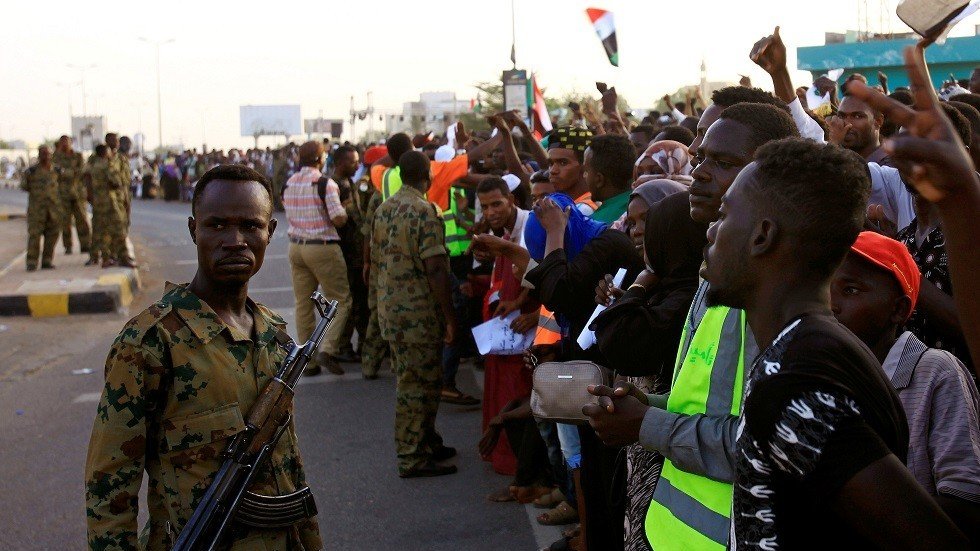 ضباط سودانيون يهددون بحمل السلاح إذ لم تنفذ مطالب الثورة