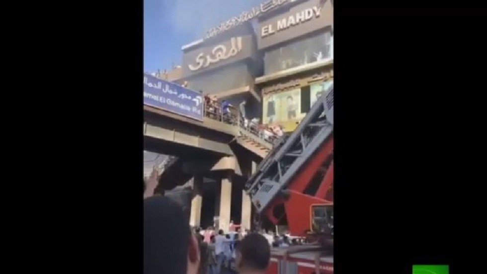 فيديو حريق هائل بحارة اليهود بحي الموسكي وقوات الدفاع المدني والإطفاء تدفع بعشرات السيارات