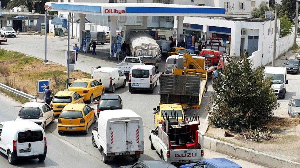 تونس.. رئيس الوزراء يكلف الجيش بنقل الوقود وسط إضراب عمالي