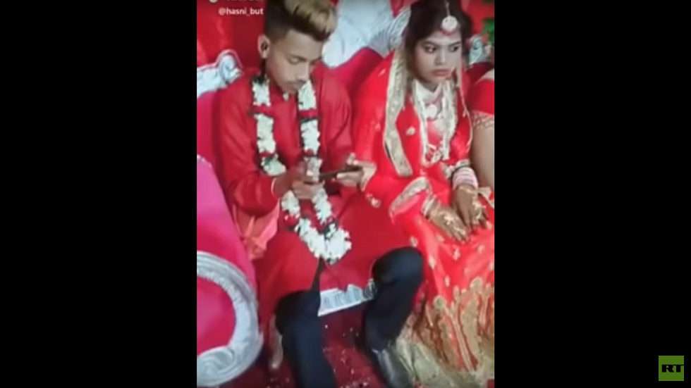 عريس يتجاهل عروسه في حفل الزفاف بسبب الـ "PUBG" (فيديو)