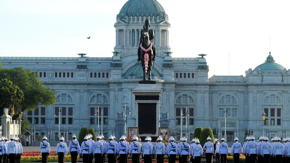 التايلانديون يواكبون تتويج ملكهم راما الخامس 