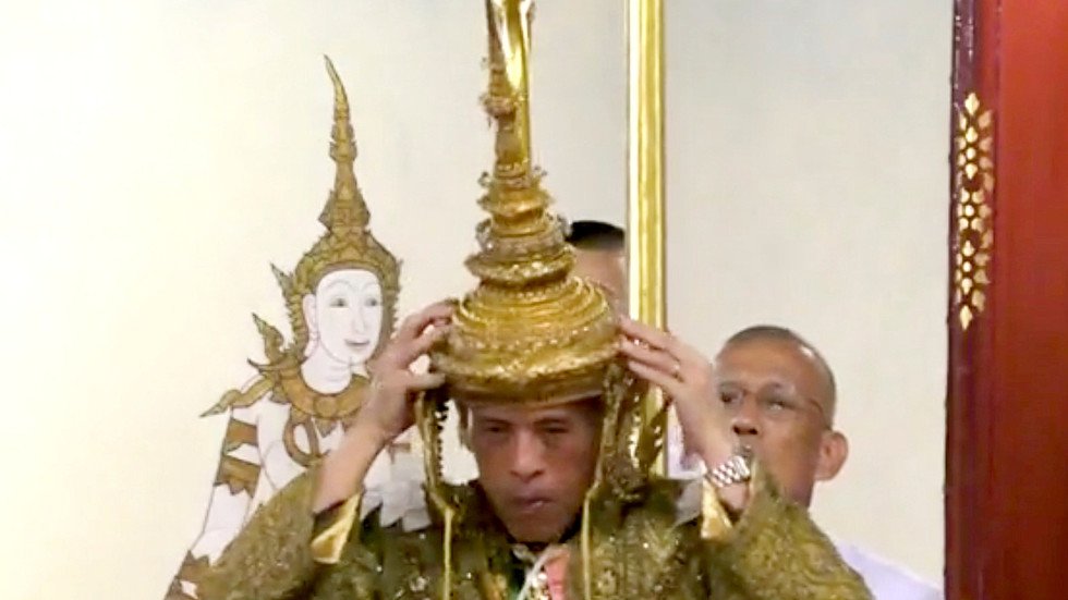 فيديو.. تاج ملك تايلاند.. 7.5 كيلوغرام من الذهب الصافي المرصع بالألماس