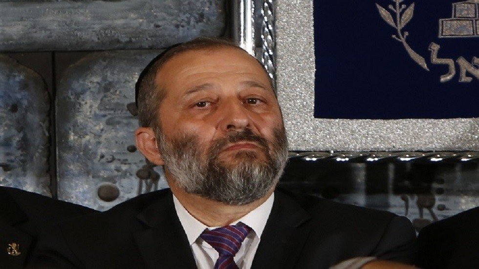 وزير الداخلية الإسرائيلي يختبئ في ملجأ (صورة)