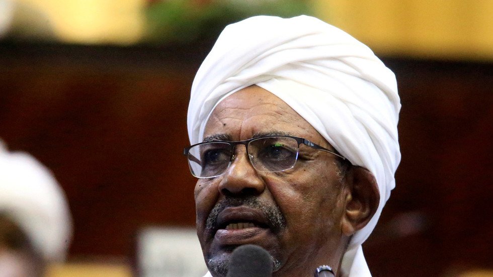 النيابة السودانية تستجوب البشير للاشتباه بتورطه في غسل الأموال وتمويل الإرهاب