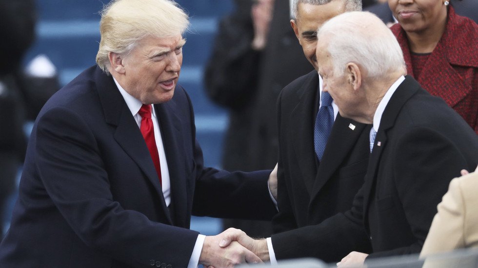 ردا على "جو النائم" بايدن يصف ترامب بـ"المهرج"