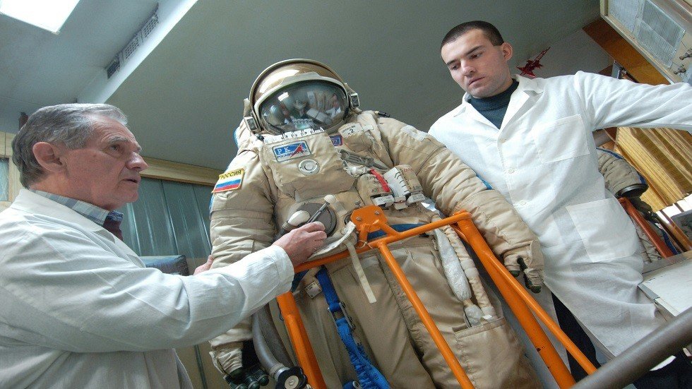 إنتاج كرسي خاص لأول رائد فضاء إماراتي