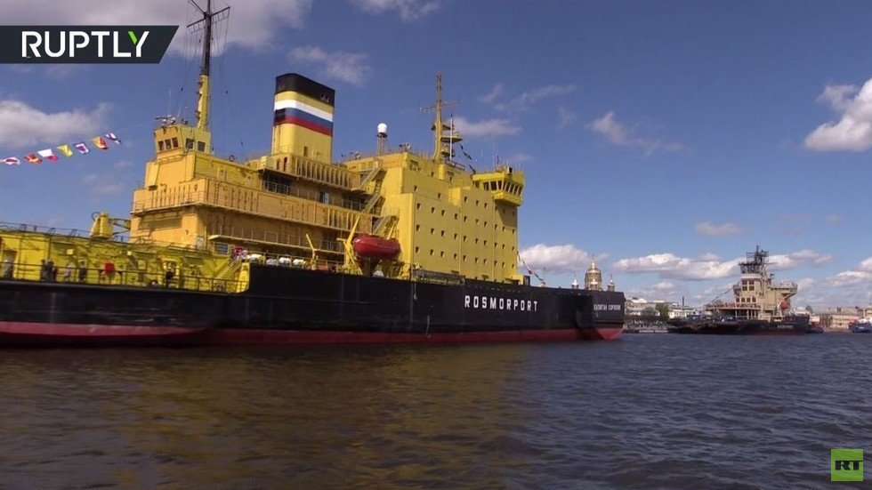 شاهد.. مهرجان لكاسحات الجليد في سان بطرسبورغ 