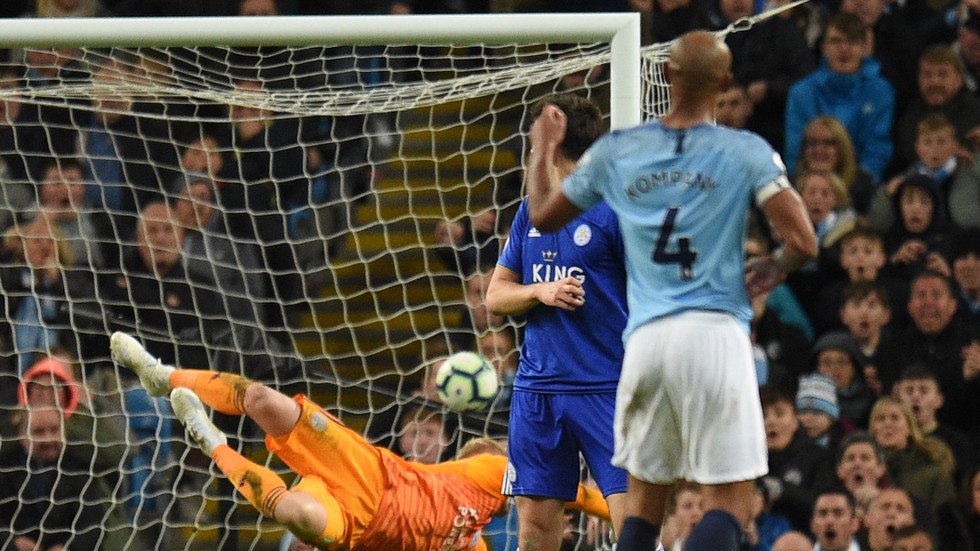 كومباني ينقذ سيتي من فخ ليستر ويقربه من لقب "البريمير ليغ"