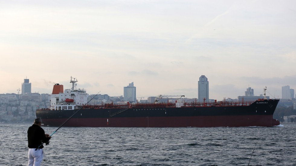 تركيا تتوقف عن استيراد النفط الإيراني وتبحث عن بديل