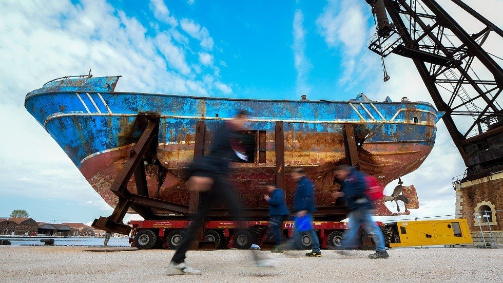 بينالي البندقية يضمّ إحدى سفن المهاجرين الغارقة (صور)