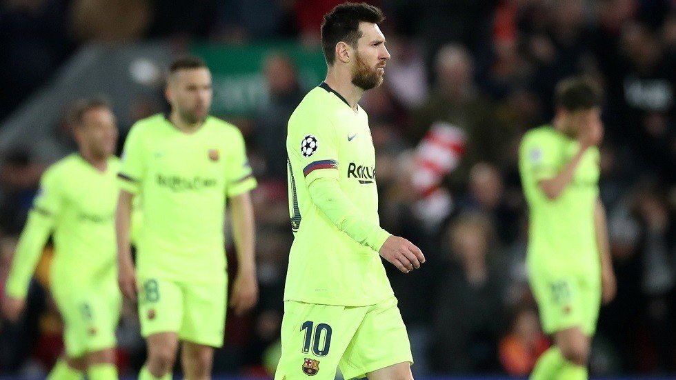 ميسي يغادر وحيدا ملعب الأنفيلد بعد الخسارة المدوية (فيديو)