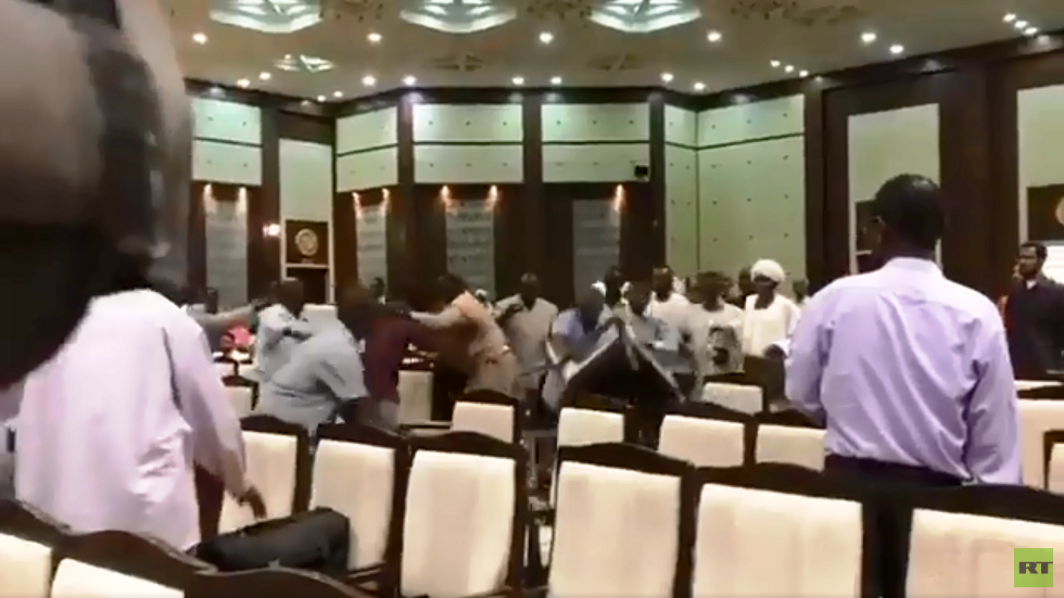 شاهد.. معركة بالكراسي بين أعضاء في أحزاب سودانية