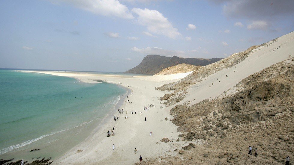 رويترز: الحكومة اليمنية تتهم الإمارات بإرسال انفصاليين إلى سقطرى