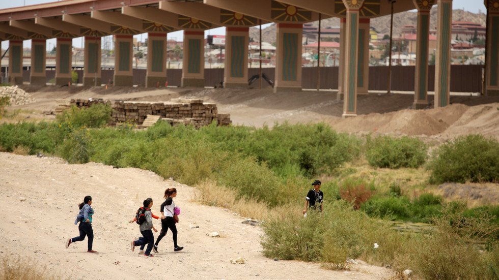 حرس الحدود الأمريكي اعتقل في أبريل 110 آلاف مهاجر