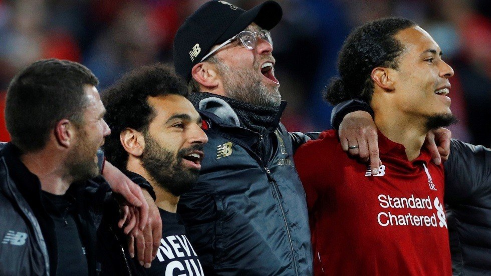 نسخة مقلدة من درع الدوري الإنجليزي في حال نال ليفربول اللقب 