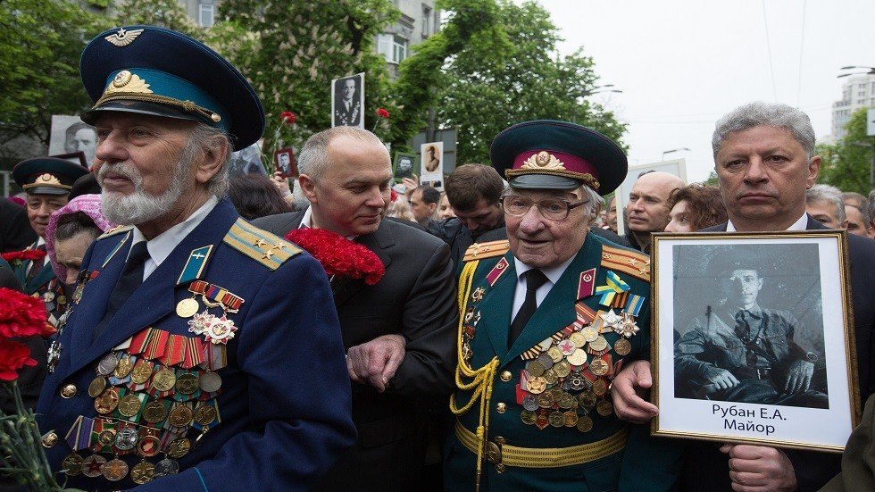 اعتقال مسنة في كييف لارتدائها القبعة السوفيتية