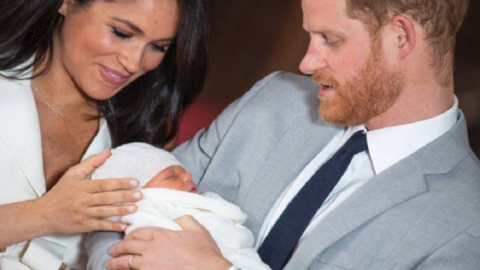 طرد صحفي من عمله بعد تعليقه العنصري عن ابن ميغان ماركل والأمير هاري!