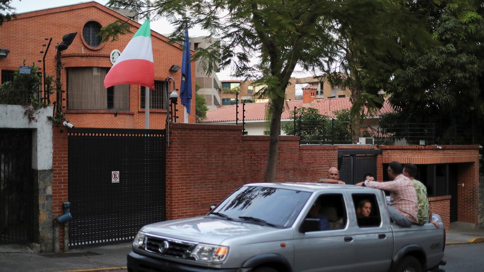 نائب فنزويلي يدخل سفارة أجنبية في كاراكاس ويطلب اللجوء