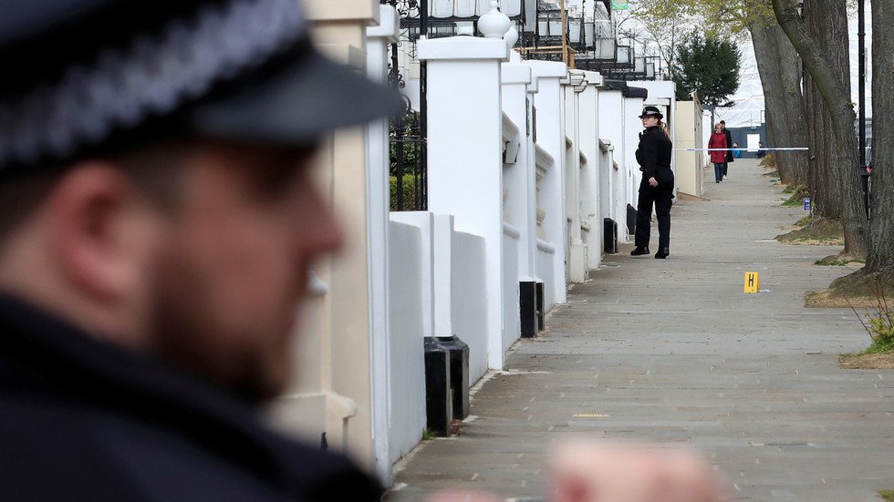 إطلاق نار داخل مسجد شرقي لندن 