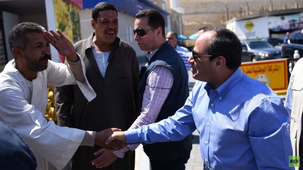 شاهد.. السيسي يتفقد منطقة النخيل بعد تطويرها