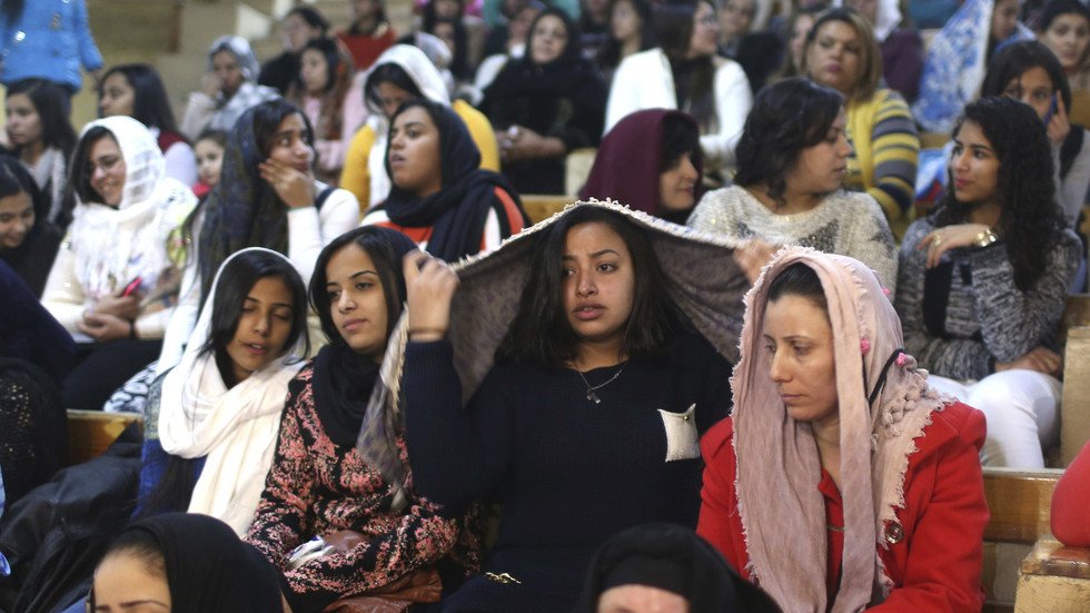 جدل ساخن بين مسيحيي مصر حول ملابس المرأة في الكنيسة (فيديو)