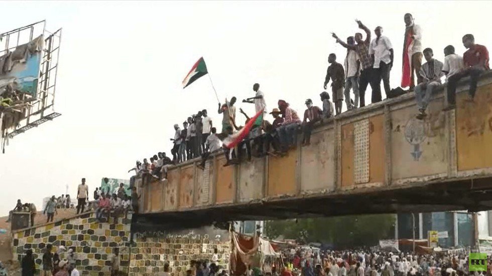 المعتصمون بالسودان ينظمون معرضا للكتاب